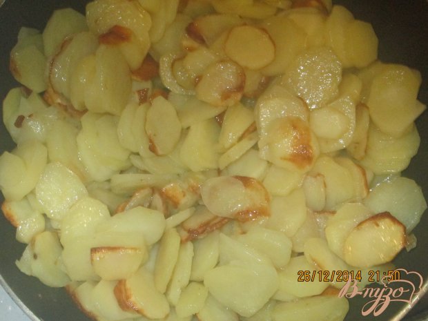 Жареная картошка с яйцом, луком и чесноком Жареная картошка с яйцом, луком и чесноком