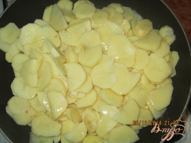 Жареная картошка с яйцом, луком и чесноком Жареная картошка с яйцом, луком и чесноком
