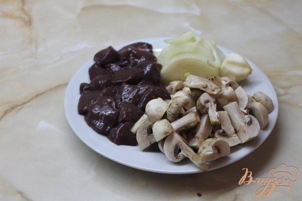 Печень из свинины запеченная с грибами, луком и сыром в сметанном соусе Печень из свинины запеченная с грибами, луком и сыром в сметанном соусе