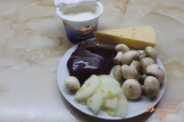 Печень из свинины запеченная с грибами, луком и сыром в сметанном соусе Печень из свинины запеченная с грибами, луком и сыром в сметанном соусе