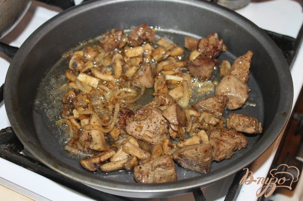 Печень из свинины запеченная с грибами, луком и сыром в сметанном соусе Печень из свинины запеченная с грибами, луком и сыром в сметанном соусе