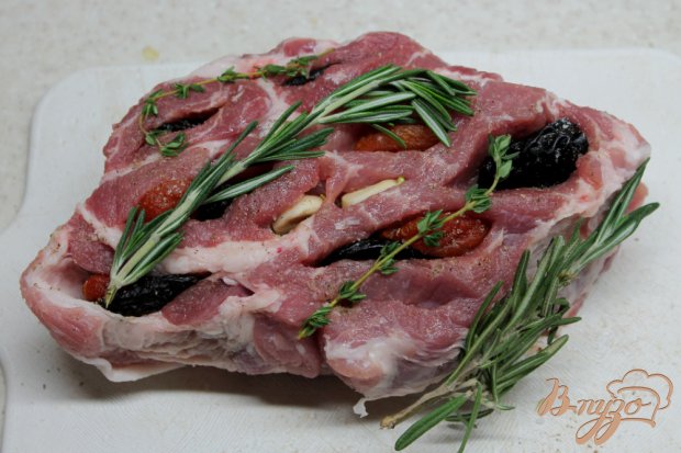 Свиной ошеек запеченный с курагой и черносливом Свиной ошеек запеченный с курагой и черносливом