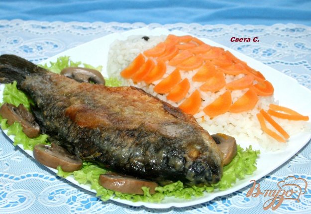 смажені карасі з гарніром з рису,овочів і грибів "золота рибка". як приготувати з фото
