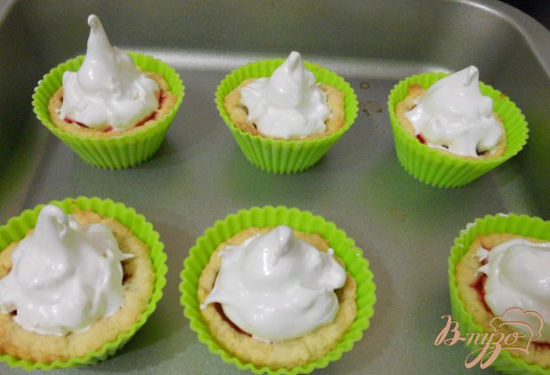 Песочные корзиночки с джемом и белковым кремом Песочные корзиночки с джемом и белковым кремом
