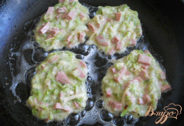Кабачковые оладьи с сыром и колбасой Кабачковые оладьи с сыром и колбасой