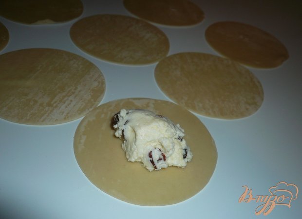 Вареники с творогом и изюмом Вареники с творогом и изюмом