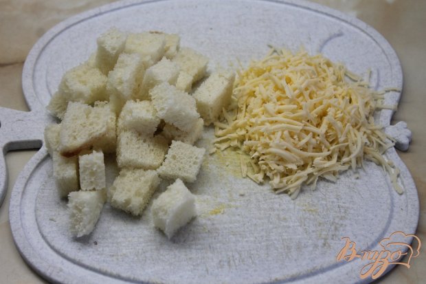 Суп пюре с гороха с окорочком и сырными гренками Суп пюре с гороха с окорочком и сырными гренками