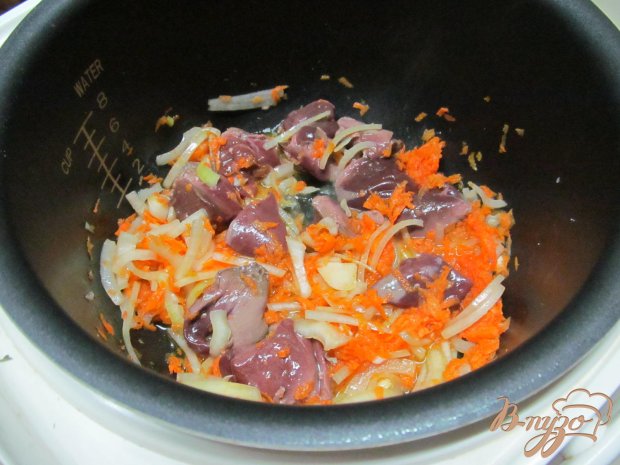Куриная печень с фасолью и перловой кашей в сметане Куриная печень с фасолью и перловой кашей в сметане