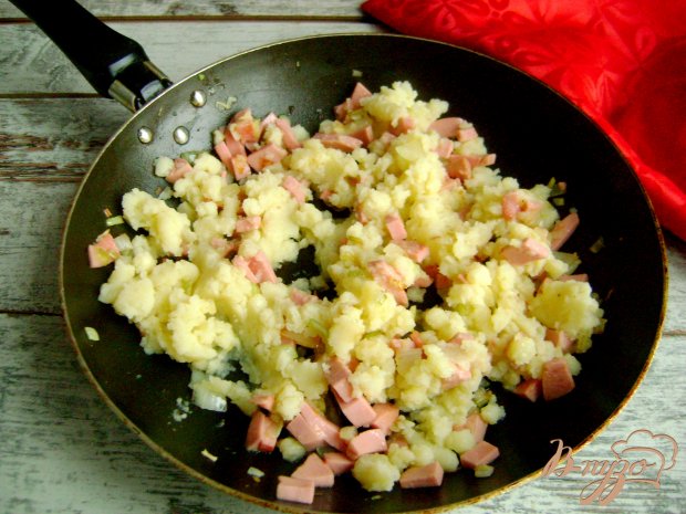Печеные пирожки с картофелем и колбасой Печеные пирожки с картофелем и колбасой