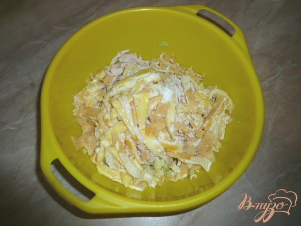 Салат из пекинской капусты с курицей и омлетным блинчиком Салат из пекинской капусты с курицей и омлетным блинчиком