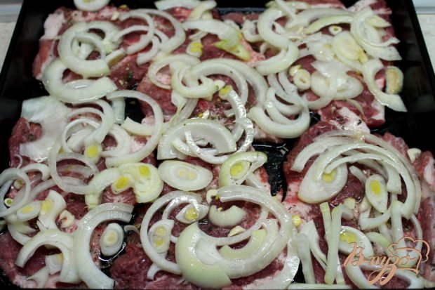 Мясо запеченное с луком и сыром Мясо запеченное с луком и сыром