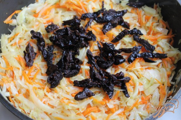 Пирог с капустой и черносливом Пирог с капустой и черносливом