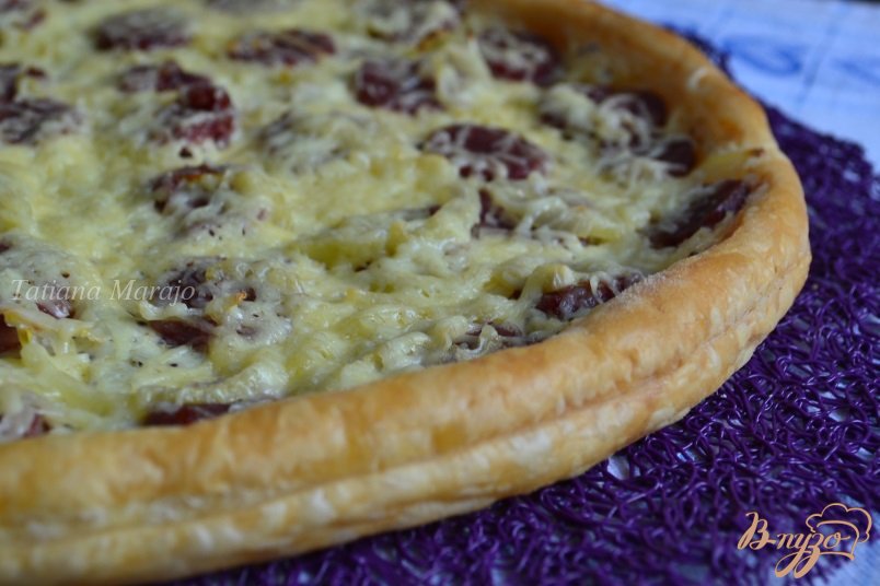 Закусочная лепешка с копчеными колбасками и луком Закусочная лепешка с копчеными колбасками и луком