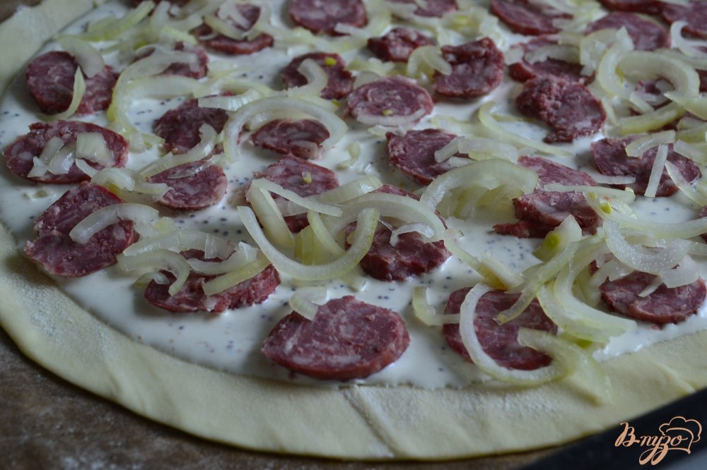 Закусочная лепешка с копчеными колбасками и луком Закусочная лепешка с копчеными колбасками и луком