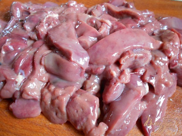 Салат из куриной печени с зеленым горошком Салат из куриной печени с зеленым горошком