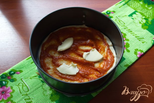 Пицца с грибами, ветчиной и маслом Пицца с грибами, ветчиной и маслом