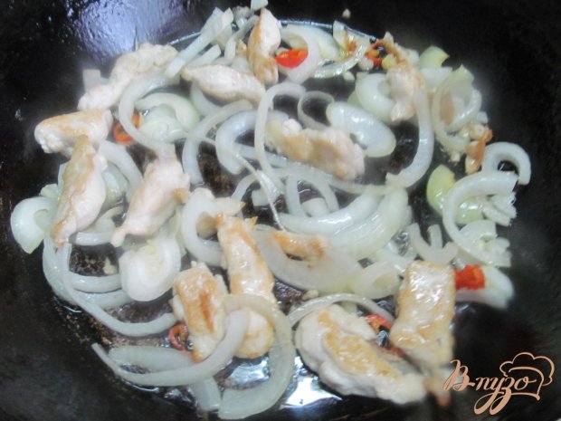 Теплый салат с курицей яблоком и изюмом Теплый салат с курицей яблоком и изюмом