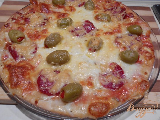 піца з моцарелою і салямі. як приготувати з фото