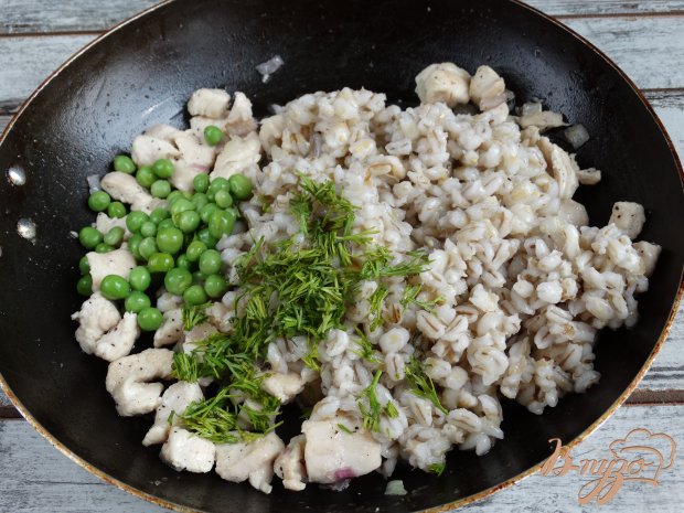 Перцы запеченные с куриным филе, перловкой и зеленым горошком Перцы запеченные с куриным филе, перловкой и зеленым горошком