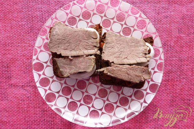 Бутерброд с отварным мясом и вялеными томатами Бутерброд с отварным мясом и вялеными томатами