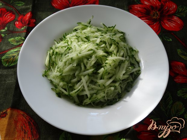Окрошка с копченым кальмаром Окрошка с копченым кальмаром