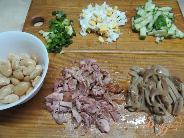 Салат из копченной курицы фасоли и огурца Салат из копченной курицы фасоли и огурца