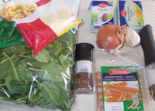 Сливочный шпинат с сосисками Сливочный шпинат с сосисками