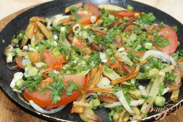 картопля смажена на салі з зеленню і помідорами. як приготувати з фото