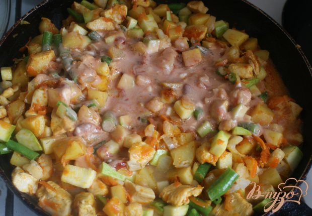 Курица с овощами в томатно-сметанном соусе Курица с овощами в томатно-сметанном соусе