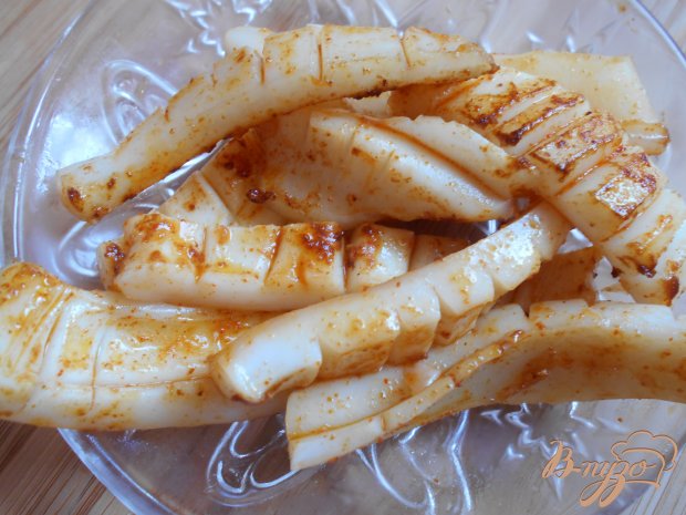 Салат с кальмарами и картофельными чипсами Салат с кальмарами и картофельными чипсами