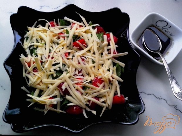 Салат из рукколы с клубникой и сыром Эдам Салат из рукколы с клубникой и сыром Эдам