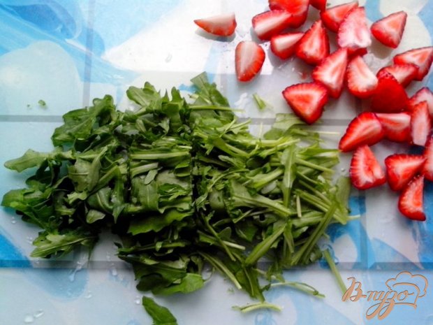 Салат из рукколы с клубникой и сыром Эдам Салат из рукколы с клубникой и сыром Эдам