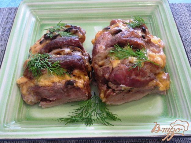 м'ясо з сиром і грибами в духовці. як приготувати з фото