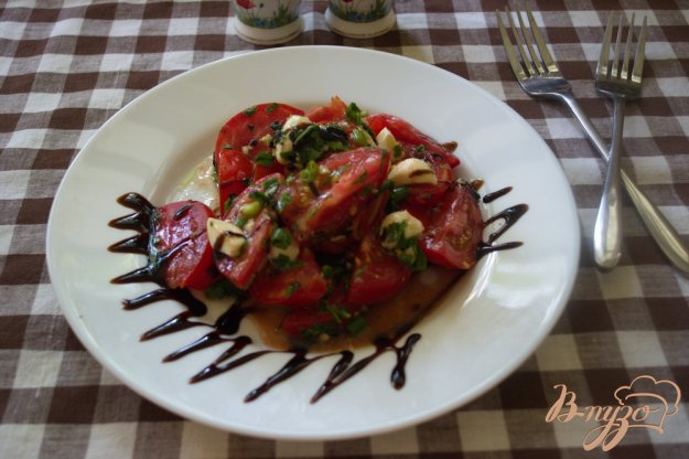 помідорний салат з моцарелою і бальзаміком. як приготувати з фото