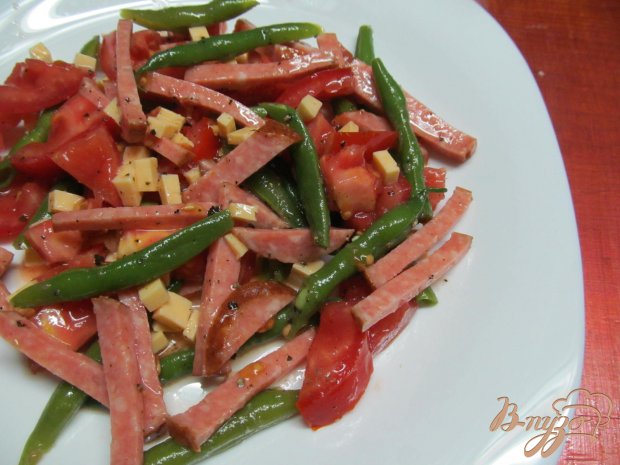 Салат с копченой колбасой и фасолью и огурцом Салат с копченой колбасой и фасолью и огурцом