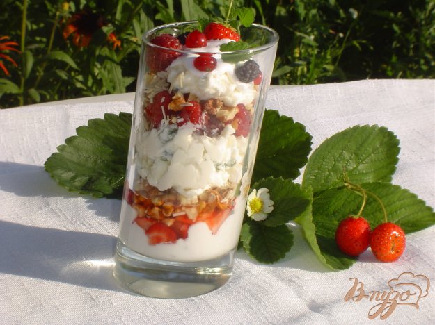 вершково-сирний десерт з ягодами,горіхами,білим шоколадом. як приготувати з фото