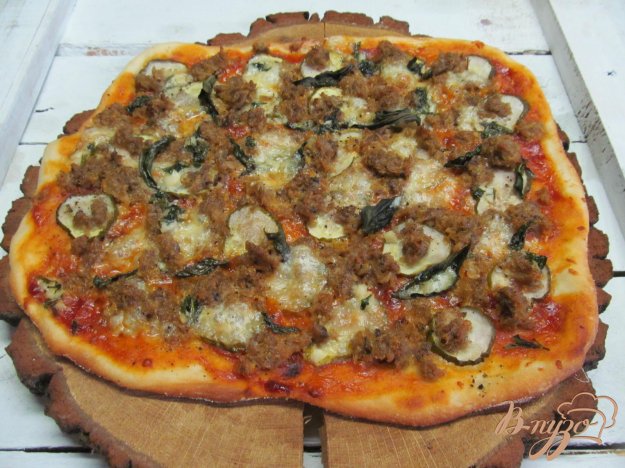 піца зі свининою моцарелою і базиліком. як приготувати з фото