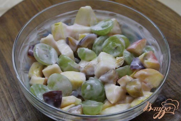 фруктовий салат з грушею сливами, виноградом. як приготувати з фото