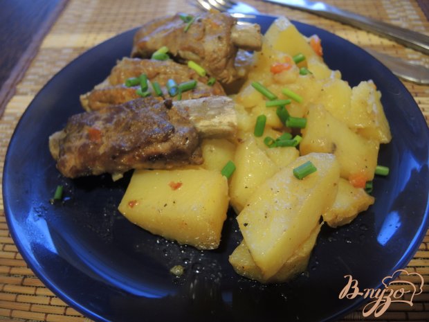 Тушёная картошка в мультиварке с рёбрышками свиными