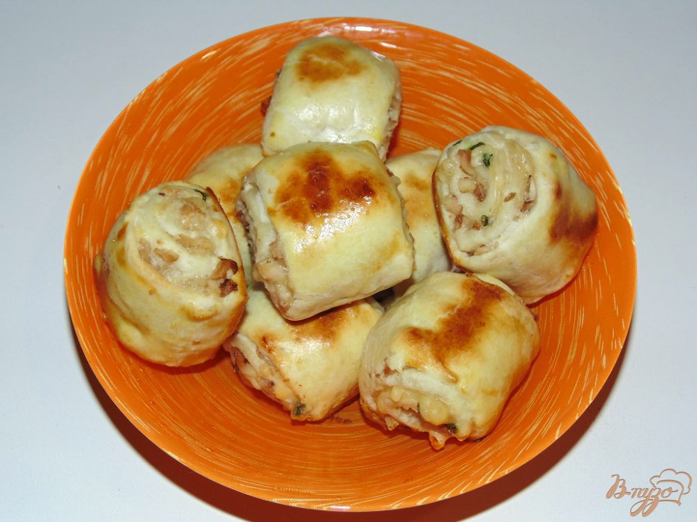 Булочки из слоеного теста с курицей и сыром рецепт