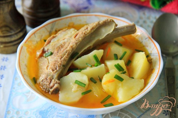 Тушёная картошка в мультиварке с рёбрышками свиными