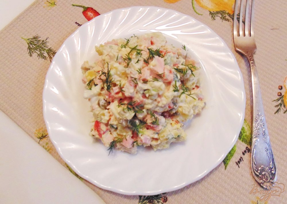 Салат с крабовыми палочками с колбасой Салат с крабовыми палочками с колбасой
