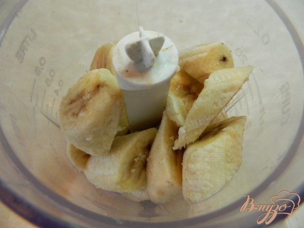 Банановый десерт с орехами