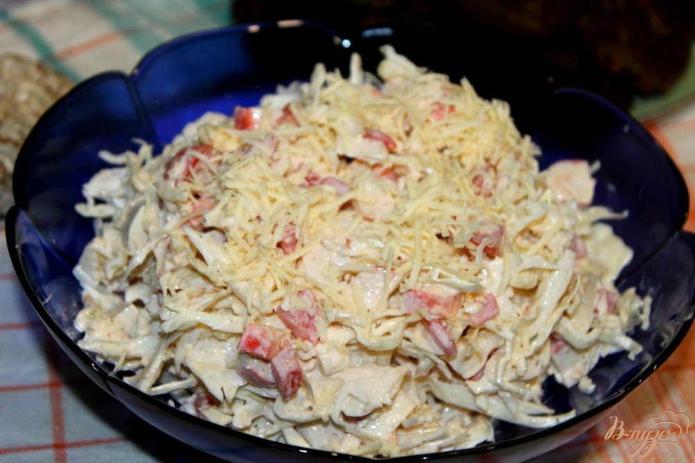 Салат с крабовыми палочками с сыром и помидорами Салат с крабовыми палочками с сыром и помидорами