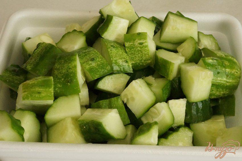 Как нарезать огурец кубиками.