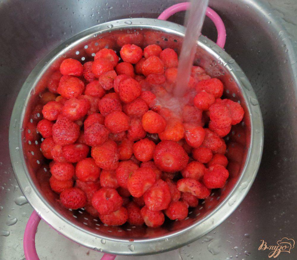 Джем из замороженной клубники. Компот из замороженной клубники. Варенье из клубники и черешни. Заморозка из клубники на зиму. Компот из клубники из замороженной клубники.