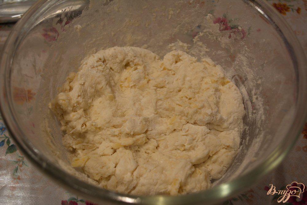 Осетинское тесто на кефире. Замес теста для осетинского пирога. Творог сыр мука кефир пирог. Тесто для осетинских пирогов рецепт классический. Как вымесить тесто на осетинские пироги в миксере.