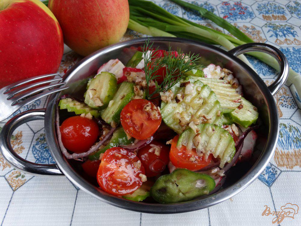 Грузинский салат с яблоками и огурцами