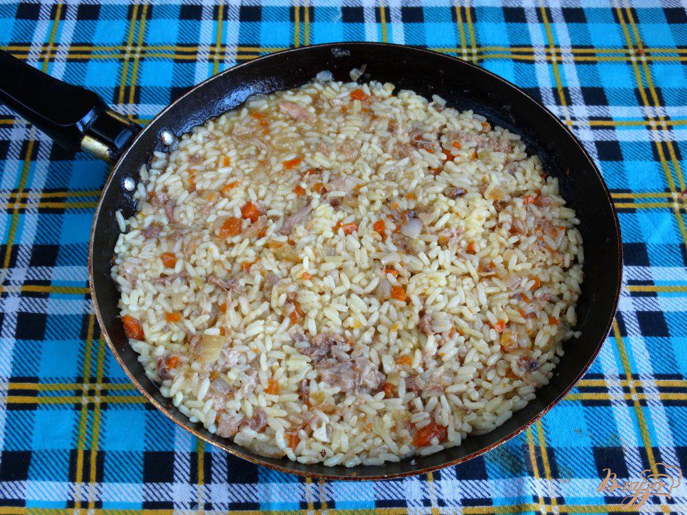 Простой рецепт риса на сковороде. Рис с тушенкой. Рис с тушенкой на сковороде с морковью и луком. Говяжья тушенка с рисом. Рис с тушенкой на сковороде.