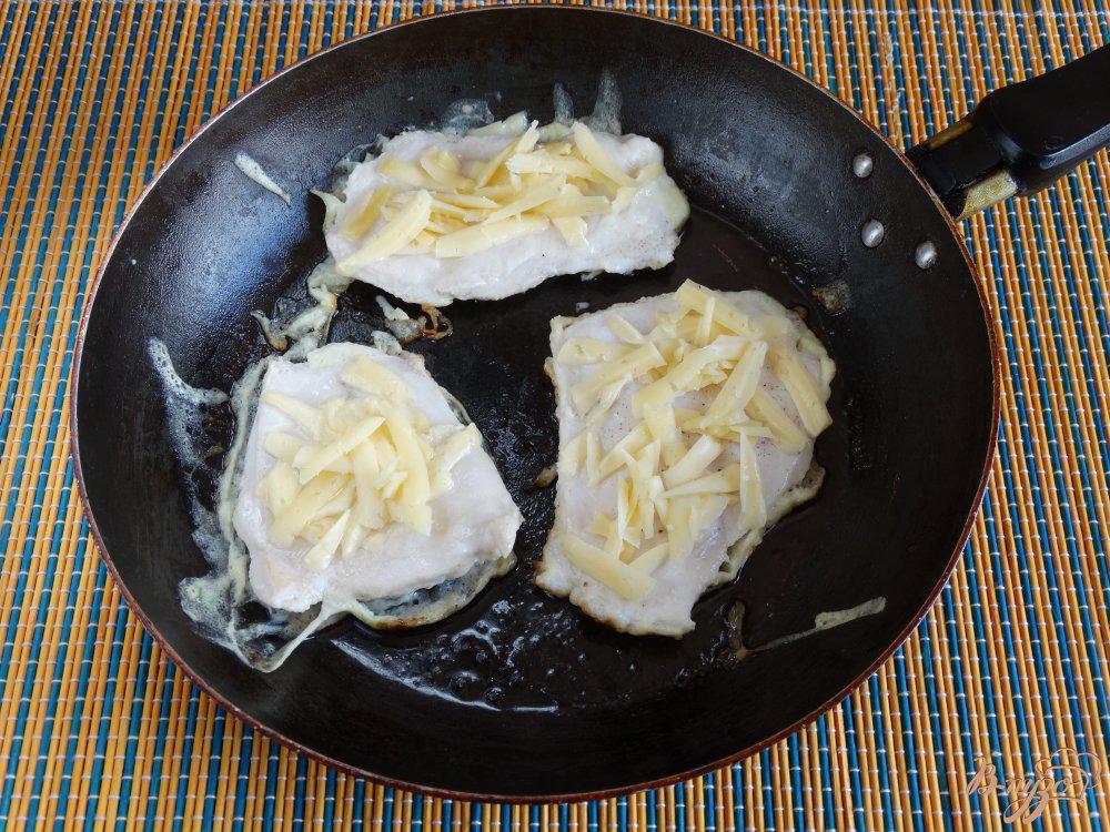 Филе с яйцом на сковороде. Грудка с яйцом. Куриное филе в кляре на сковороде в яйце и муке. Филе с яйцом на сковороде. Куриные грудки в кляре на сковороде.